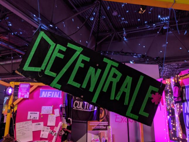 Schild mit Aufschrift "dezentrale"