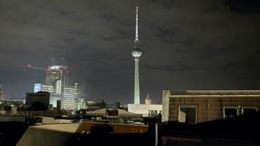 Berliner Fernsehturm aus einem Fenster