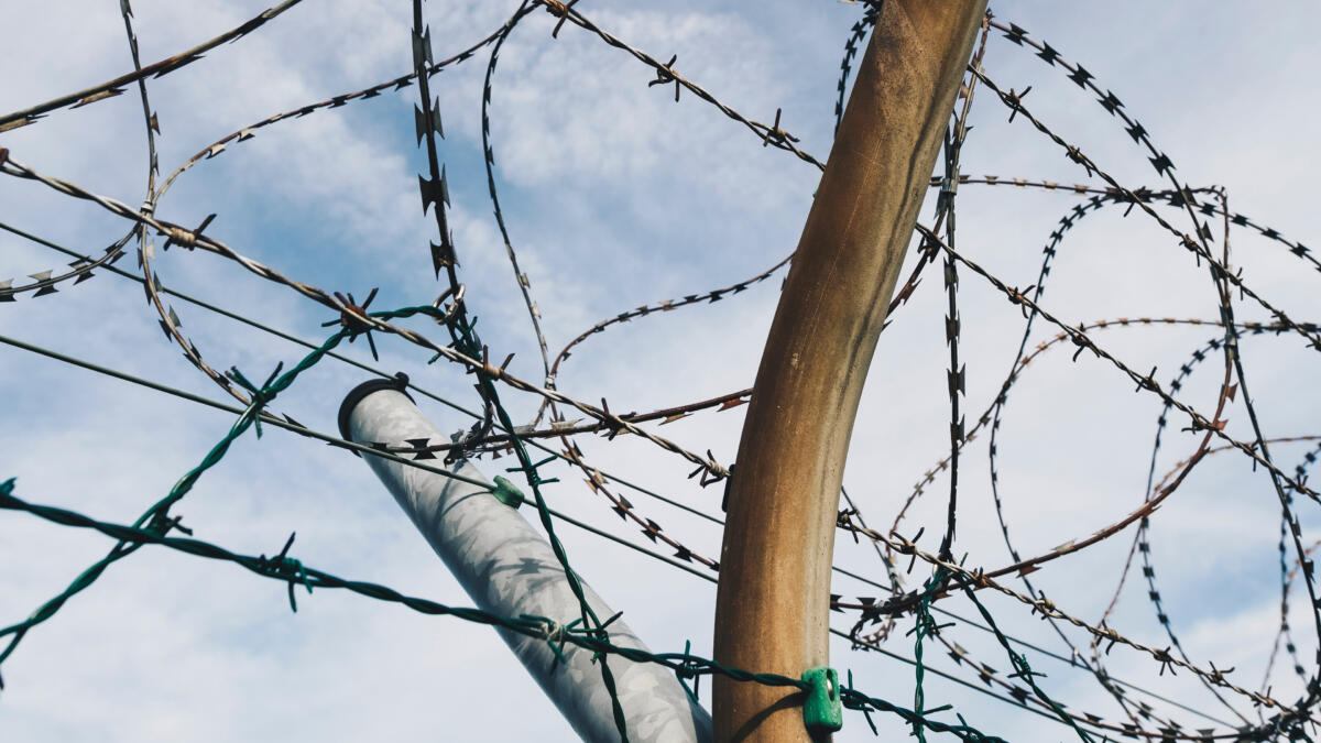 Nato-Draht an einem Pfahl