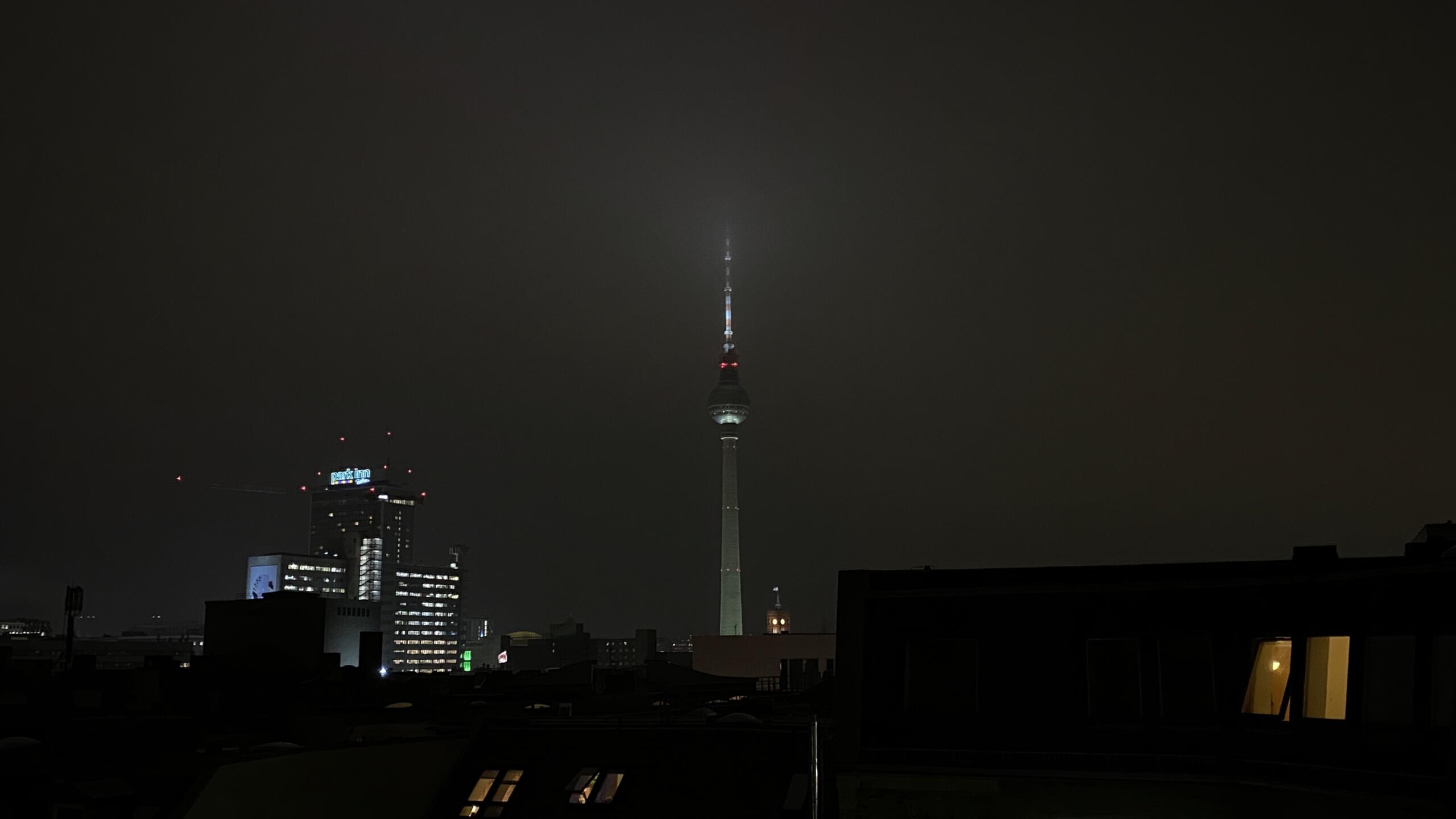Wir überwachen den Fernsehturm werktäglich.