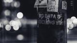 Ein Laternenpfosten mit einem Sticker mit dem Spruch "Big Data is watching you" ist auf dem Bild.
