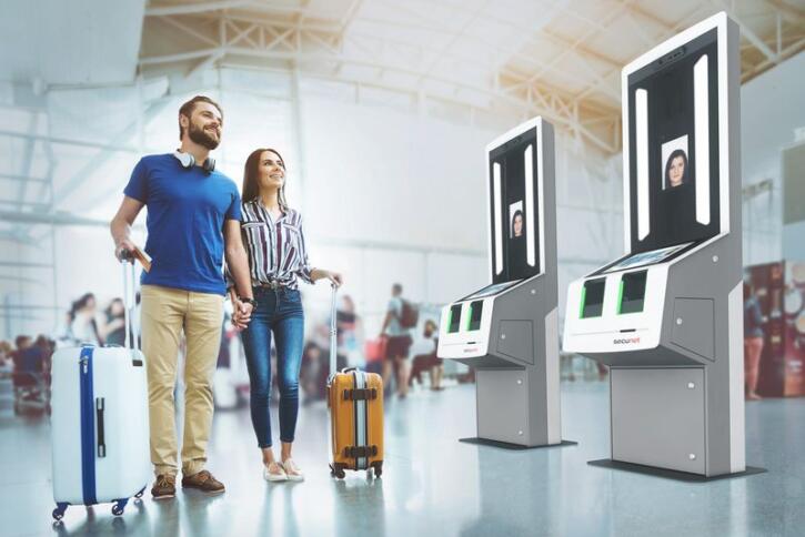 "Glückliche Reisende" vor einem Selbstbedienungskiosk. Die Bundespolizei hat 1.170 solcher Geräte zur Beschaffung ausgeschrieben.