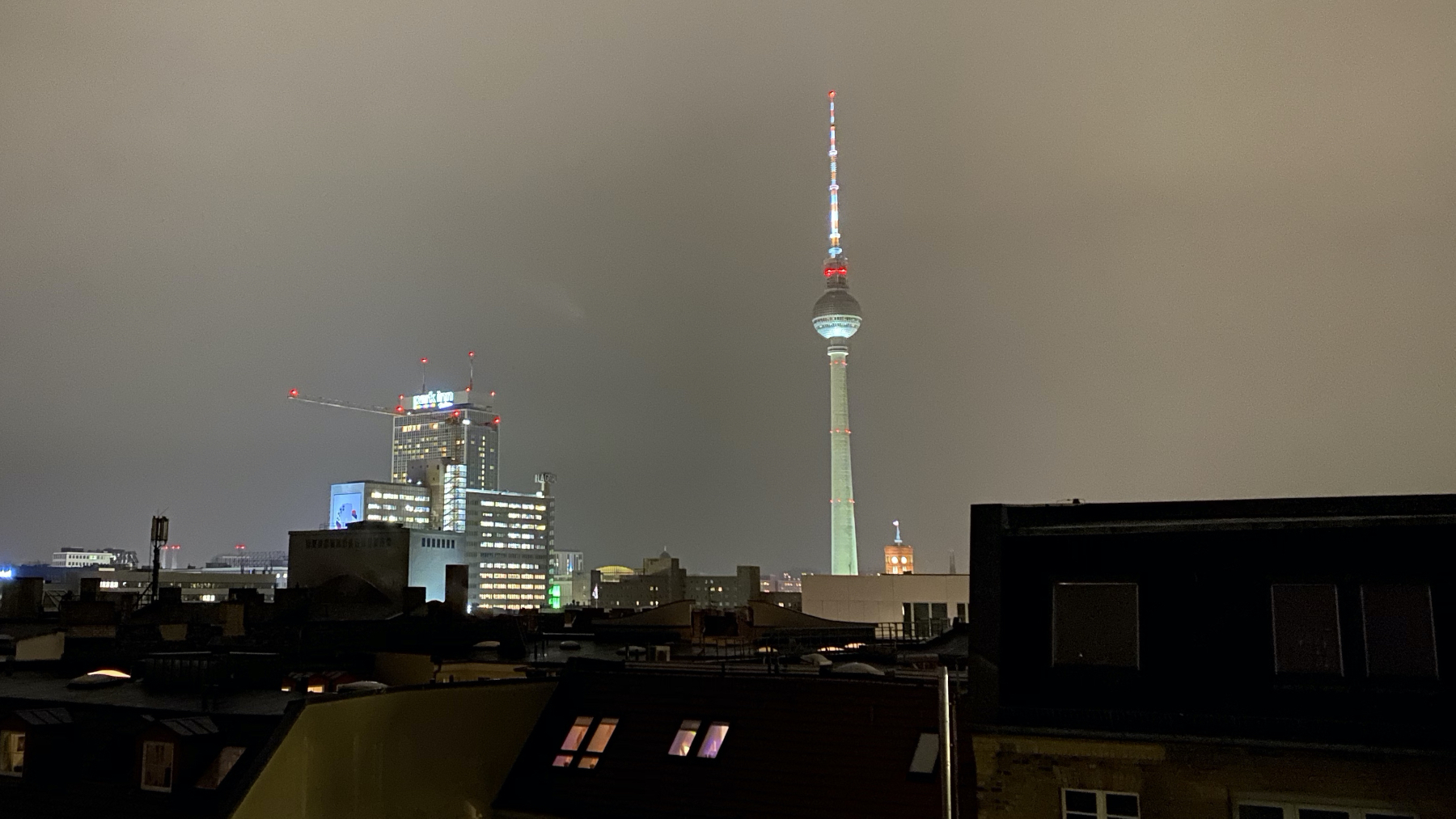 Der Berliner Fernsehturm bei Nacht