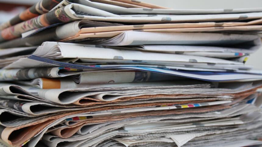 Stapel alter Papierzeitungen