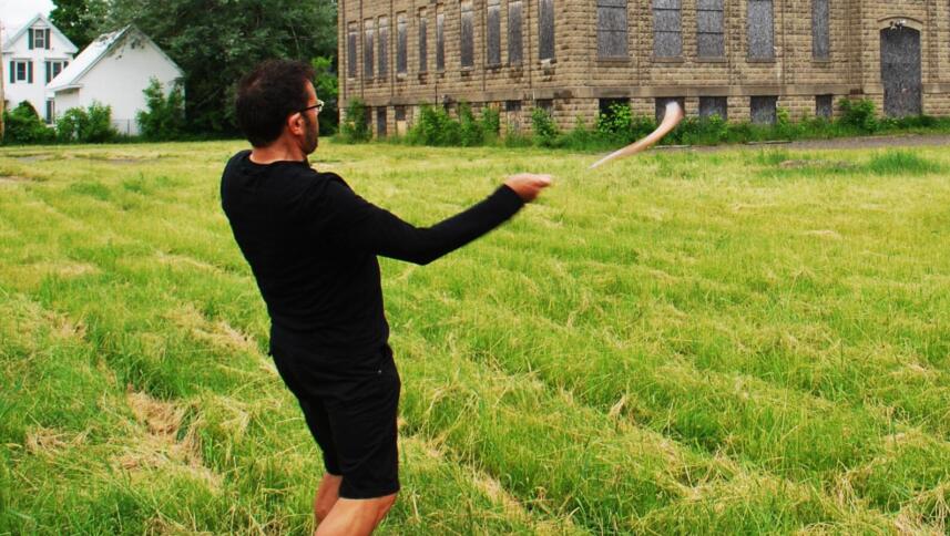 Ein Mann wirft einen Bumerang