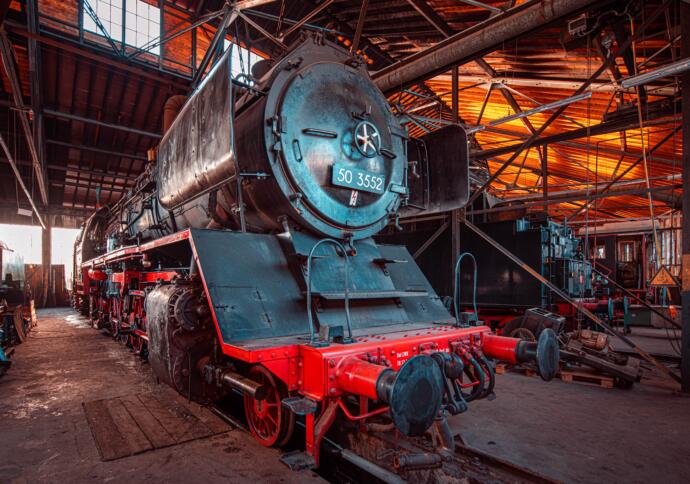 Alte Dampflok im Schuppen