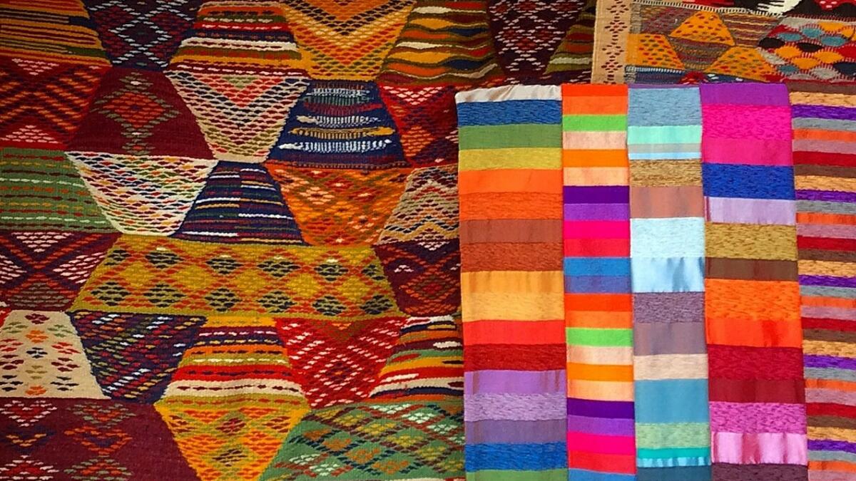Bunte Flickenteppiche an einer Wand