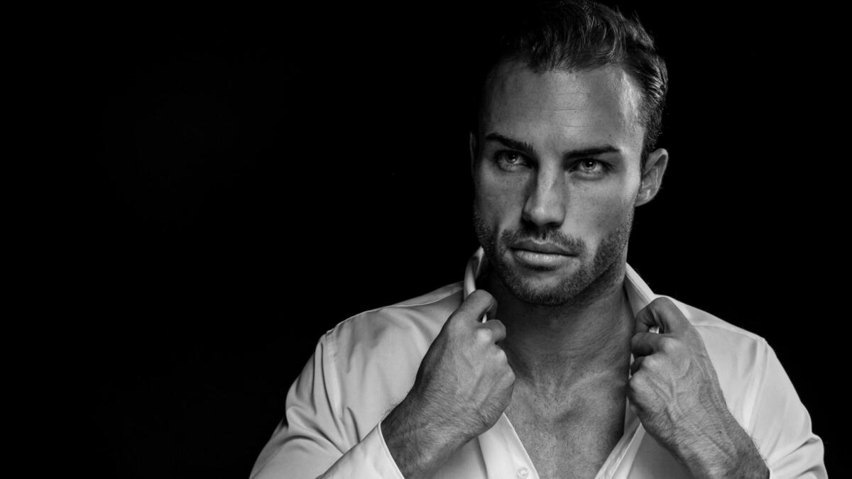 Mann mit offenem Hemd