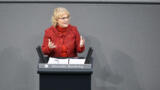 Bundesjustizministerin Lambrecht am Rednerpult im Bundestag.