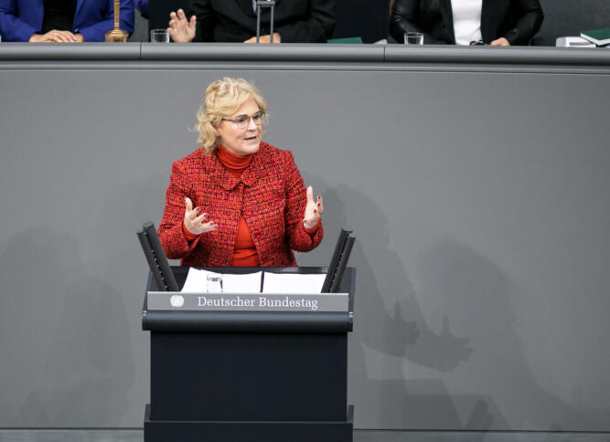 Bundesjustizministerin Lambrecht am Rednerpult im Bundestag.