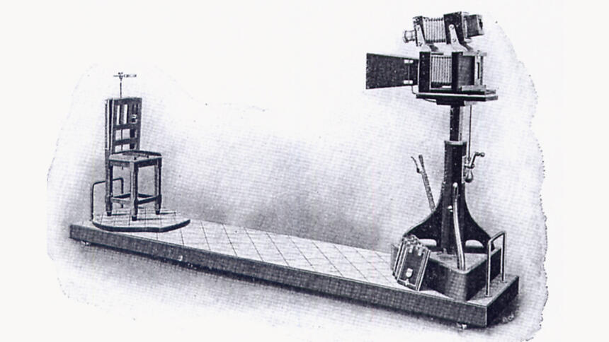 Bertillons Apparat zu Aufnahme signaletischer Porträts