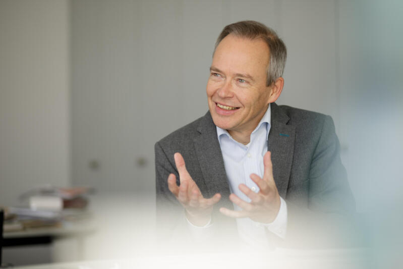 Ein Portraitfoto von Stefan Brink.