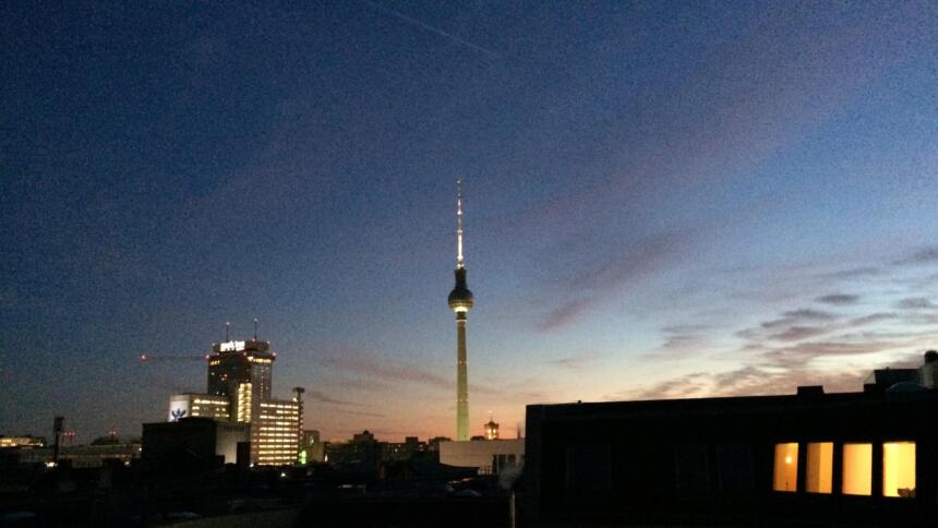 Fernsehturm Berlin, gehüllt in einen romantischen Sonnenuntergang