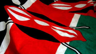 Eine kenianische Flagge ist zu sehen.