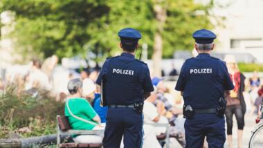 Zwei Polizisten in Erlangen