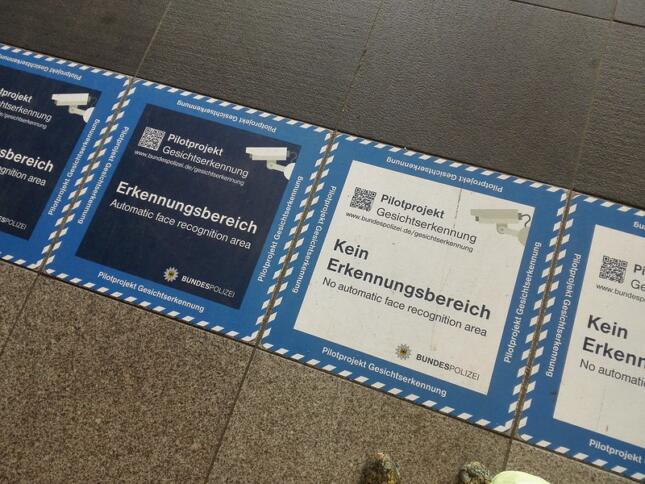 Die Bodenmarkierungen am Bahnhof Südkreuz zum Pilotporjekt Gesichtserkennung.