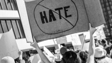 Foto von Demoschildern gegen Hass