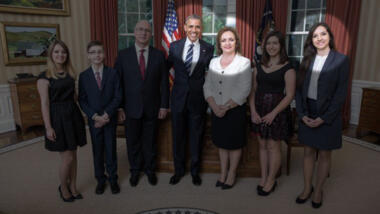 US President Barack Obama mit der albanischen Botschafterin Floreta Luli-Faber und Anxhela Faber von Acromax Media