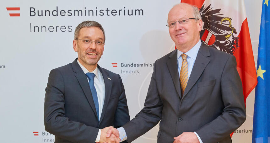 Fritsche und Kickl beim Handschlag