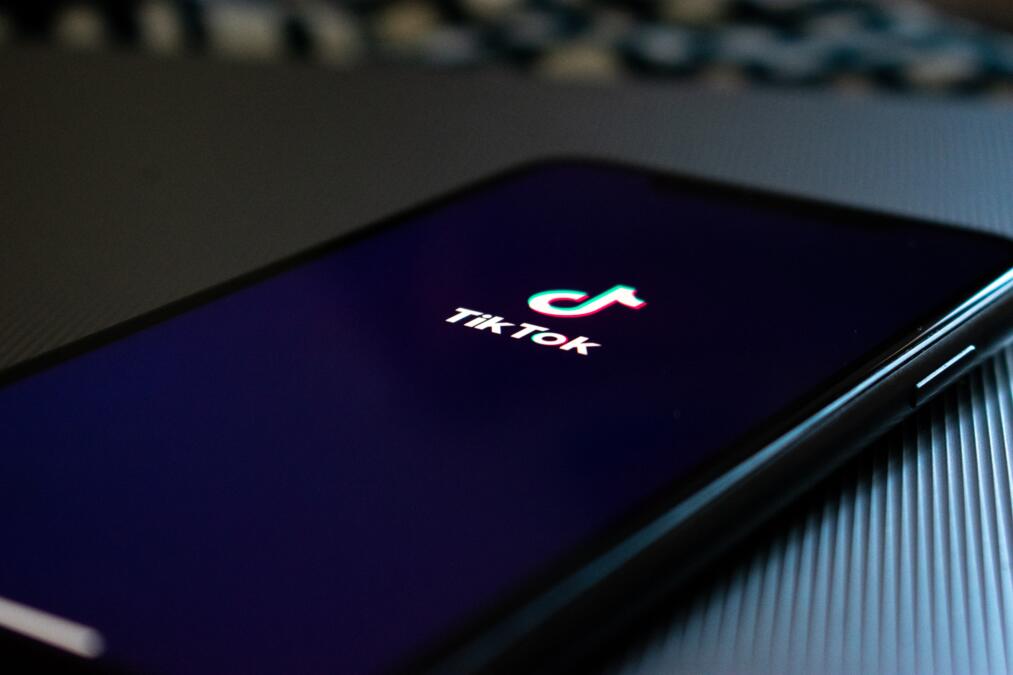 Telefon mit TikTok-Logo auf dem Bildschirm