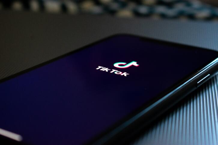 Telefon mit TikTok-Logo auf dem Bildschirm
