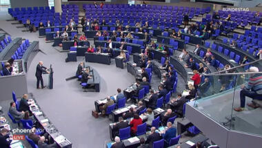 Der Plenarsaal des Bundestages heute morgen während der Debatte aus der Vogelperspektive. Jemand steht am Rednerpult.