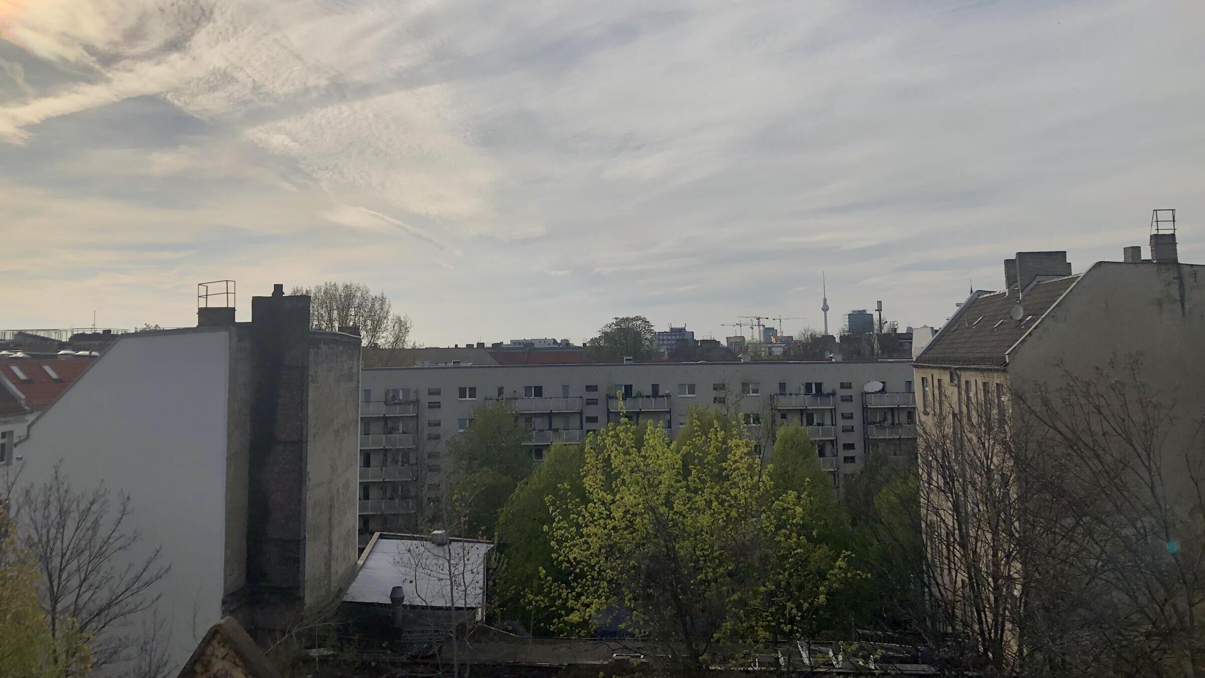 Blick auf den Fernsehtur aus einem Home Office