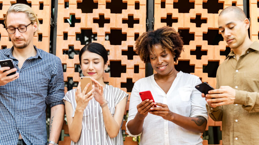 Menschen mit Smartphones in der Hand