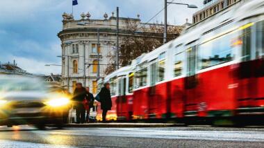 Bildausschnitt vom Buch Cover: eine Wiener Straßensezen mit Auto und Tram.