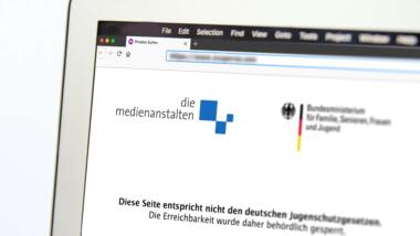 Bildschirm mit "Diese Seite entspricht nicht den deutschen Jugendmedienschutz..." (nachgestellt)