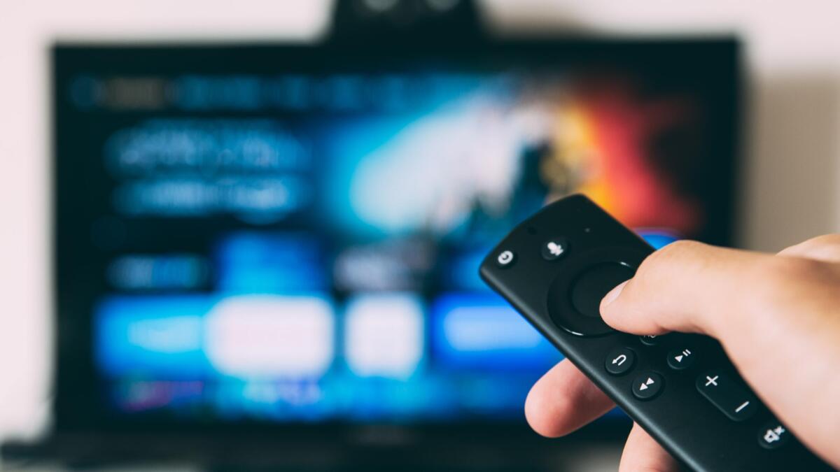 Bildschirm im Hintergrund, Fernbedienung im Vordergrund