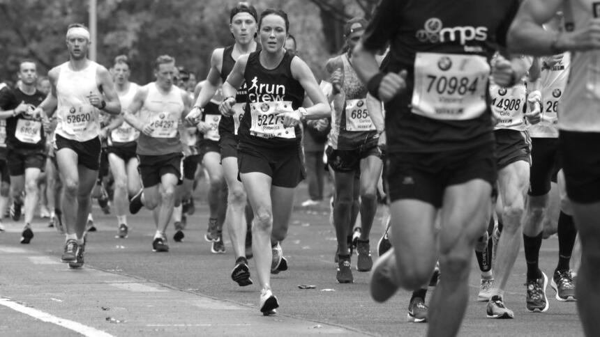Schwarz-weiß-Bild von Marathonläuferinnen