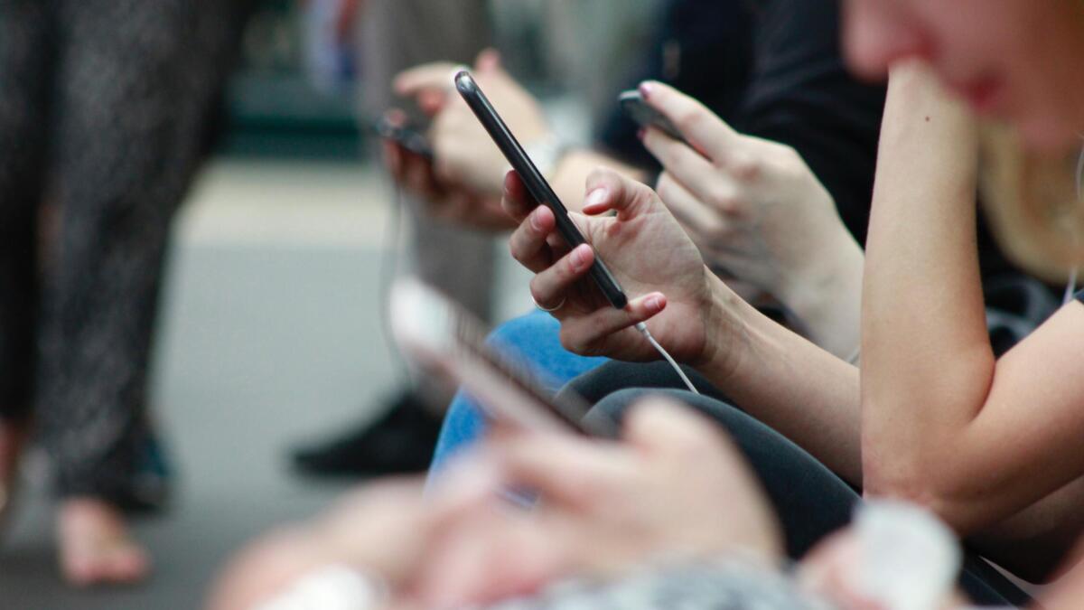 Hand hält Smartphone