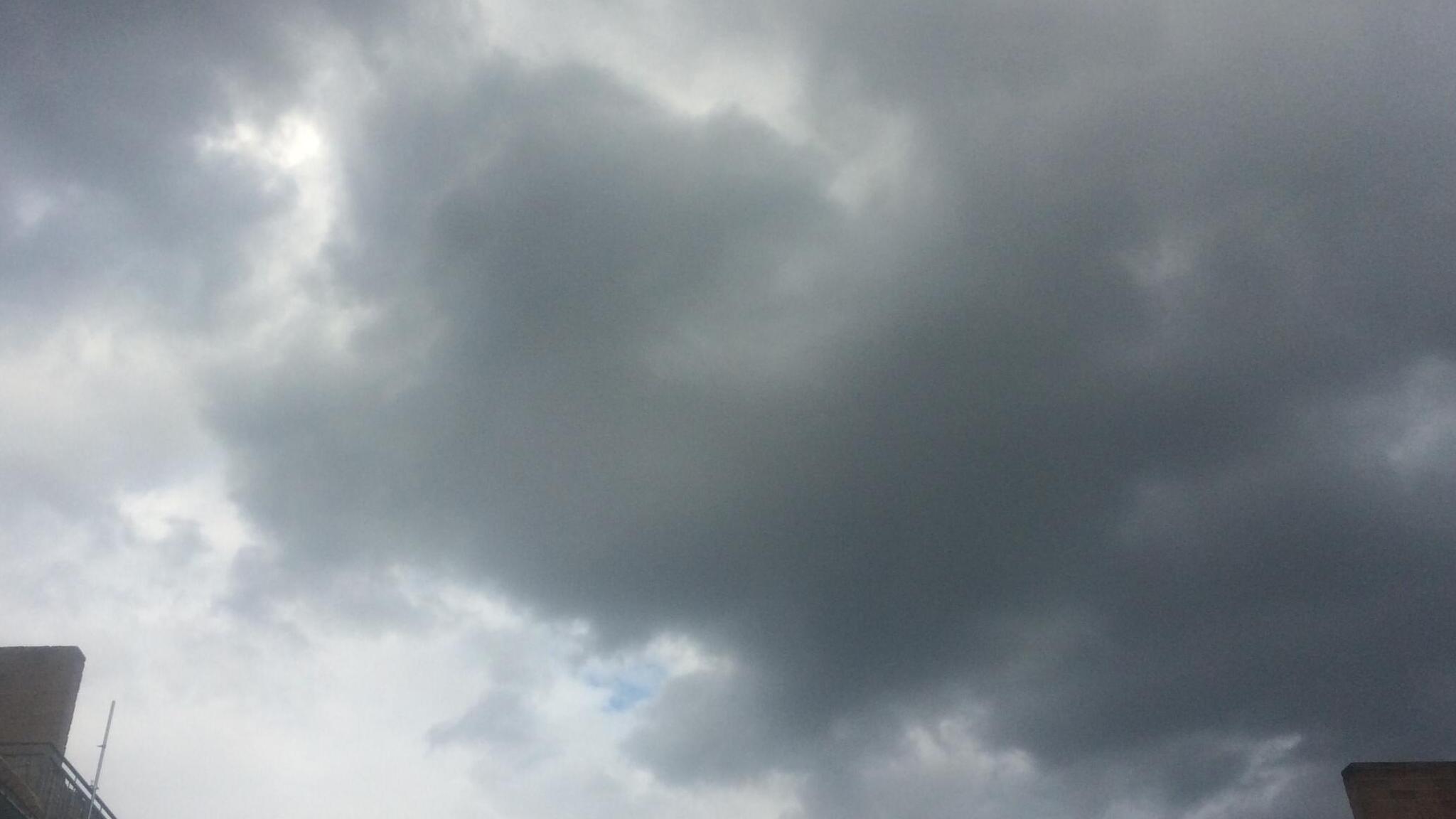 Schwarze Wolken über Berlin