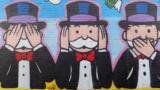 Graffity des Monopoly-Männchens mit Anzug, Fliege und Hut, hält sich einmal die Augen zu, einmal die Ohren und einmal den Mund.