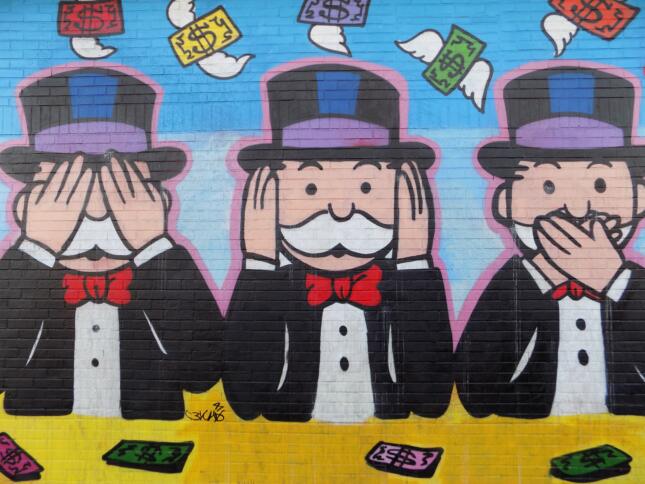 Graffity des Monopoly-Männchens mit Anzug, Fliege und Hut, hält sich einmal die Augen zu, einmal die Ohren und einmal den Mund.