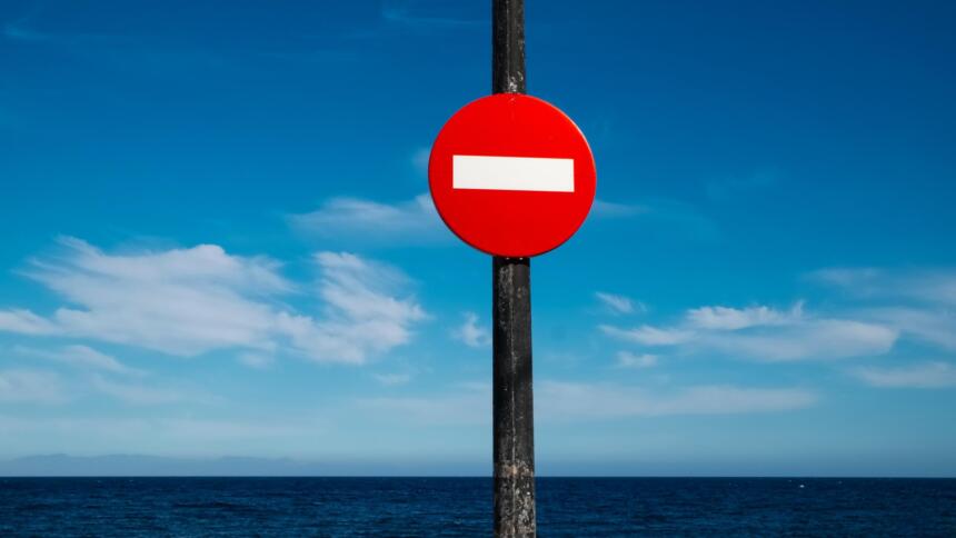 Bild mit Himmel und ein bisschen Meer, davor ein "Durchfahrt verboten"-Schild.