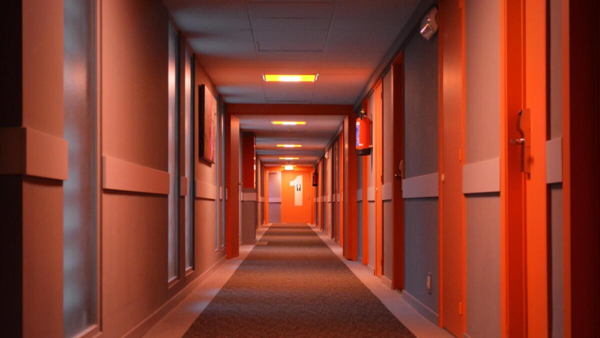 Langer Flur mit vielen Türen