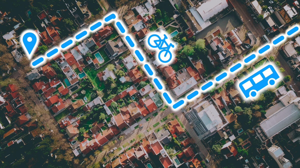 Häuser aus der Vogelperspektive mit eingezeichneter Route und Symbolen für Fahrrad und Bus