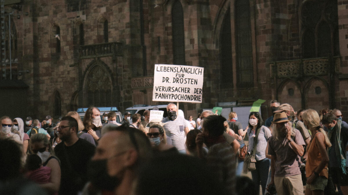 Menschen demonstrierten gegen die Corona-Maßnahmen, wie hier in Freiburg