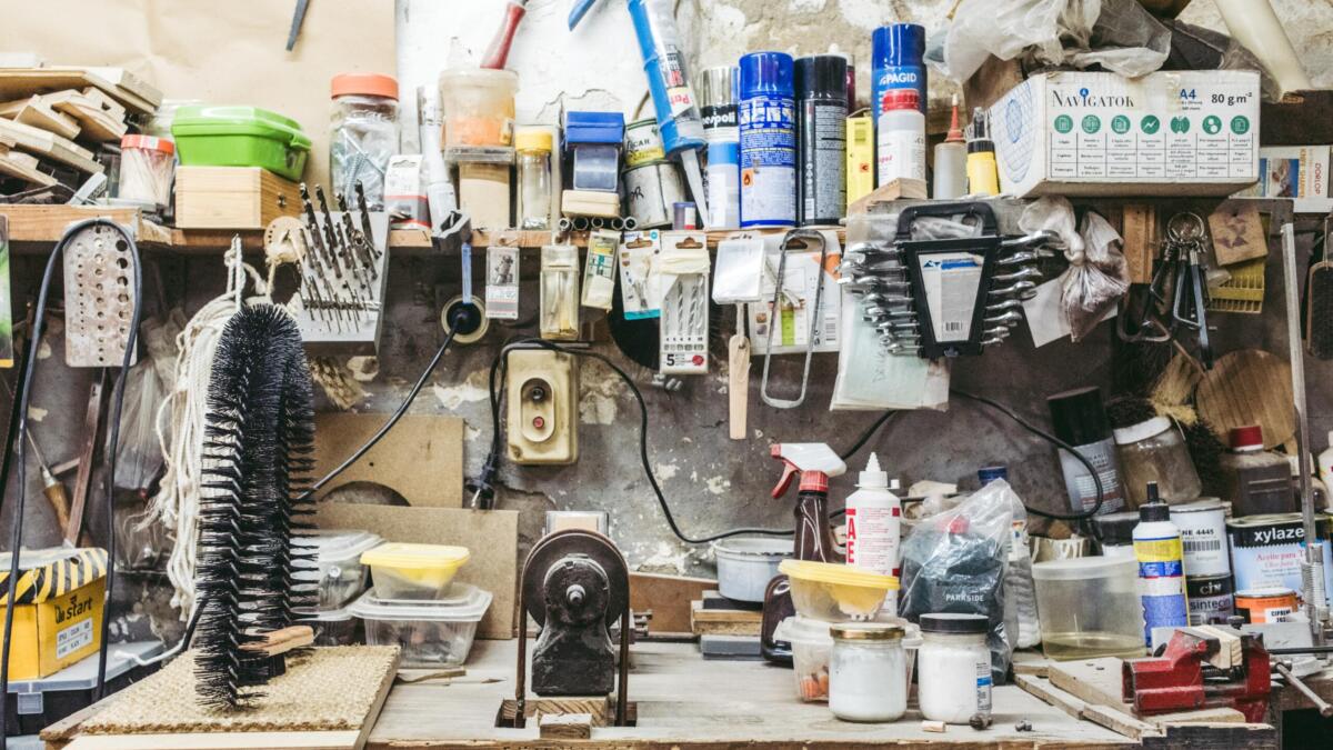Werkstatt mit vielen kleinen Werkzeugen