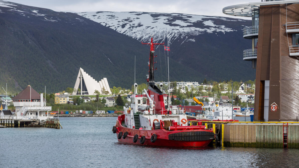 Ein Schiff liegt im Hafen der Stadt Tromsø