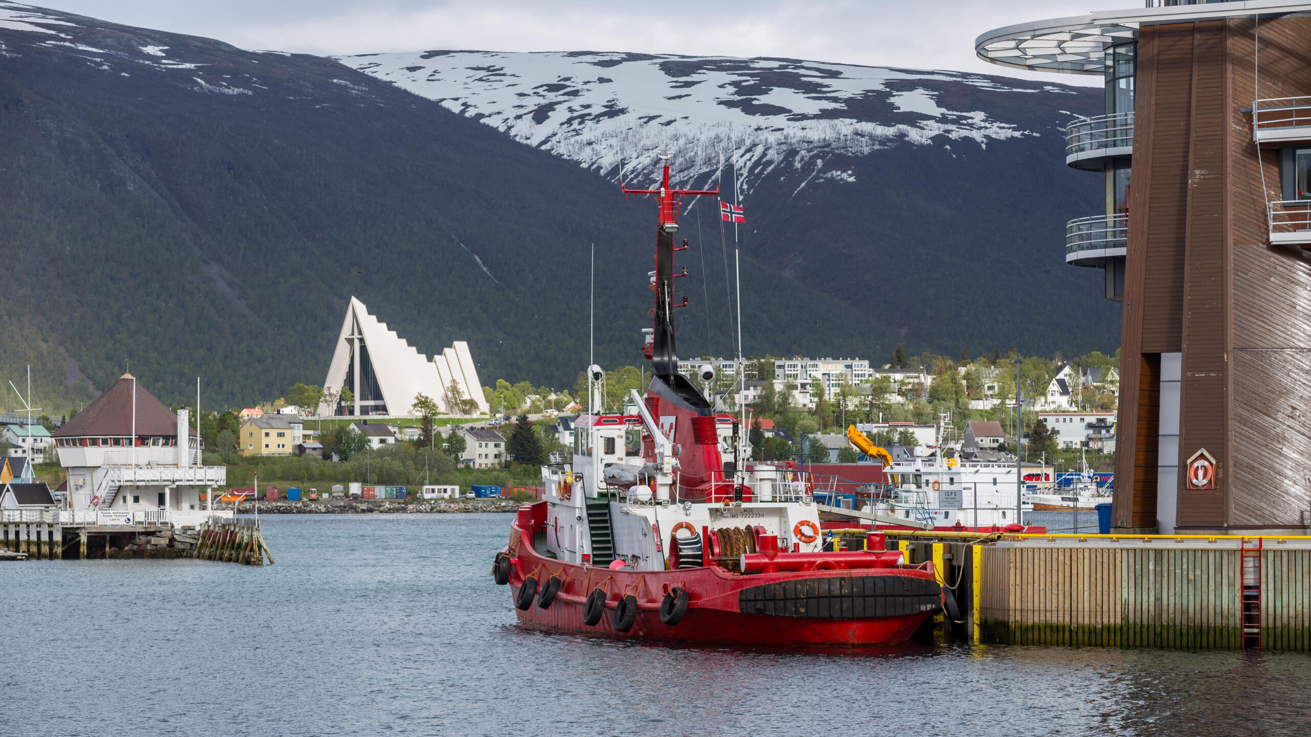 Ein Schiff liegt im Hafen der Stadt Tromsø