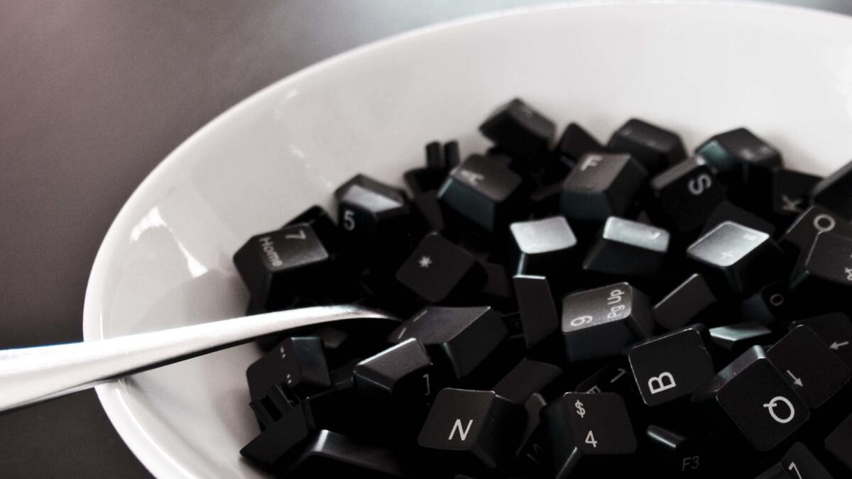 Buchstabentasten einer Tastatur in einer Suppenschüssel