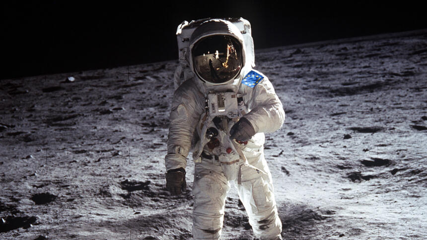 Astronaut auf dem Mond, statt US-Fahne hat er eine EU-Fahne auf dem Raumanzug