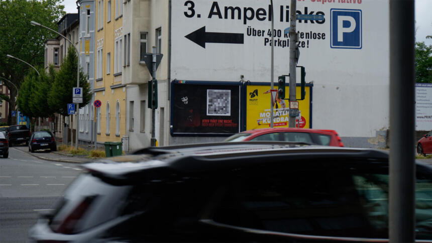 This photo from Oberhausen was sent to netzpolitik.org by an allegedly worried passer-by. We pixelated the QR code on the poster.