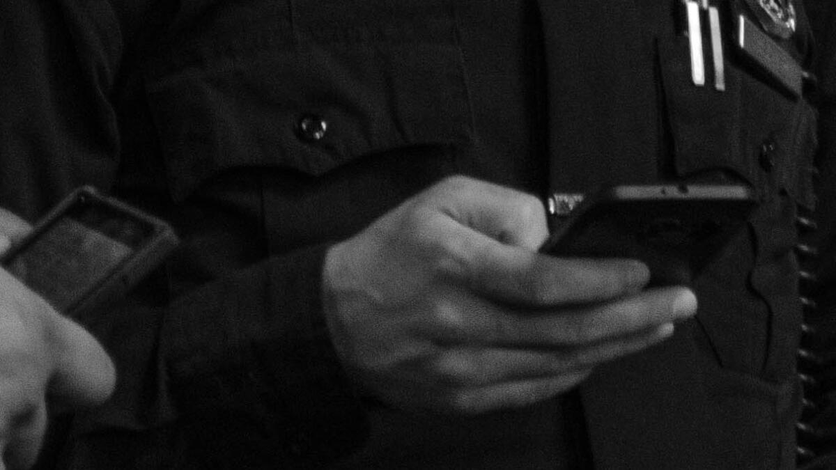 Polizisten halten Smartphones