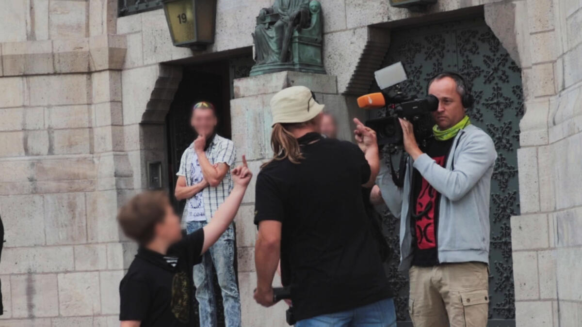 Rechte attackieren ZDF-Fernsehteam.