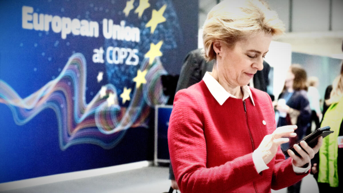 Ursula von der Leyen mit Handy