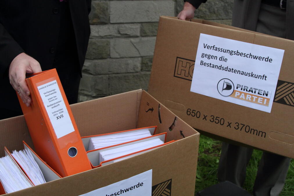 Kartons mit Aktenordnern, in denen die Unterschriften aller Kläger gesammelt sind.